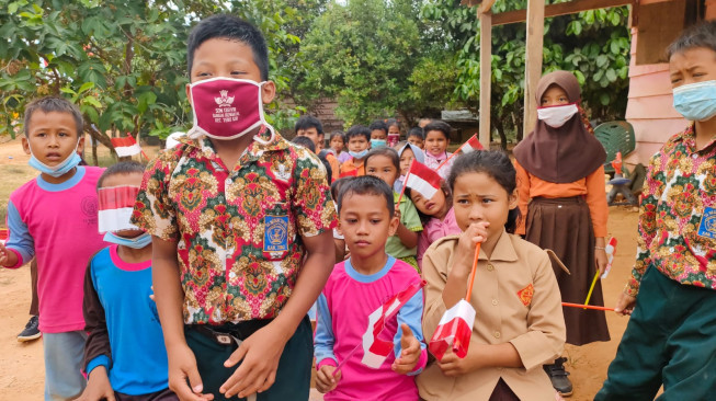 Murid SD di Lokasi TMMD Gembira TNI Banyak Membantu 