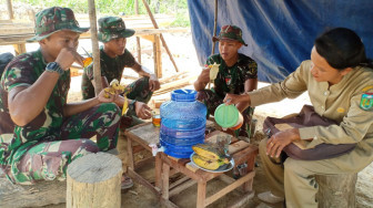 Indahnya Kebersamaan, Pemilik Rumah Tuangkan Air Minum untuk Satgas