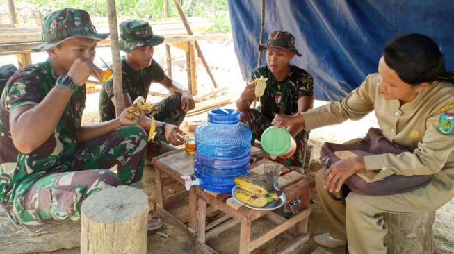 Indahnya Kebersamaan, Pemilik Rumah Tuangkan Air Minum untuk Satgas