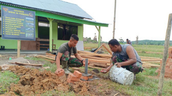 Satgas TMMD Buat Tiang Bendera, SD Pembantu Finishing