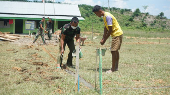 Bahu Membahu, Satgas Dibantu Pemuda Buat Lapangan Volly