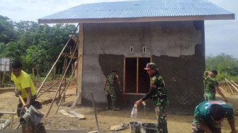 Cepat dan Terukur, Satgas TMMD Plester Rumah Guru Honor