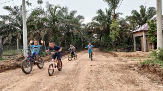 Gembira Ria Anak-anak Simpang Tepos Bermain Sepeda di Jalan TMMD