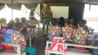 Peduli Pendidikan Anak Bangsa, Satgas TMMD Bantu Mengajar Murid SD
