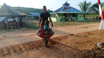 Jelang Berakhir Kegiatan TMMD, Satgas Terus Temani Adik Asuh Bermain