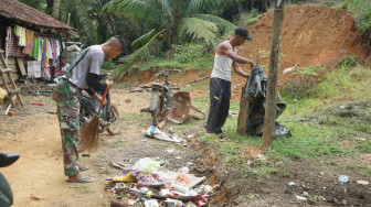 Prada Sidik Bersihkan Halaman Rumah Orangtua Asuh