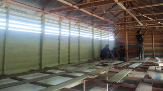 Biar Lebih Nyaman, Satgas TMMD Pasang Plafon Gedung SD Pembantu