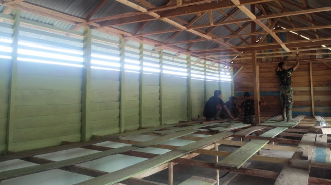 Biar Lebih Nyaman, Satgas TMMD Pasang Plafon Gedung SD Pembantu