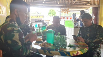 Berkah TMMD, Warung Bu Yati Ketiban Rejeki