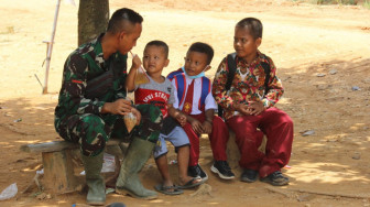 Satgas TMMD Bercerita dan Memotivasi Anak-anak Simpang Semangko