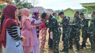 Isak Tangis Warnai Perpisahan Satgas TMMD 112 dengan Warga