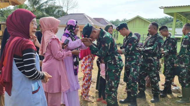 Isak Tangis Warnai Perpisahan Satgas TMMD 112 dengan Warga