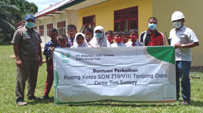 Sambut Sekolah Tatap Muka, Asian Agri Bantu Renovasi Ruang Kelas
