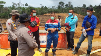 Wakapolda Jambi Tinjau Lokasi Kebakaran Sumur Ilegal Batanghari