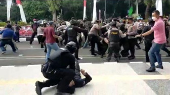 Nasib Polisi Banting Mahasiswa, Ditahan Lalu Kena Pasal Berlapis