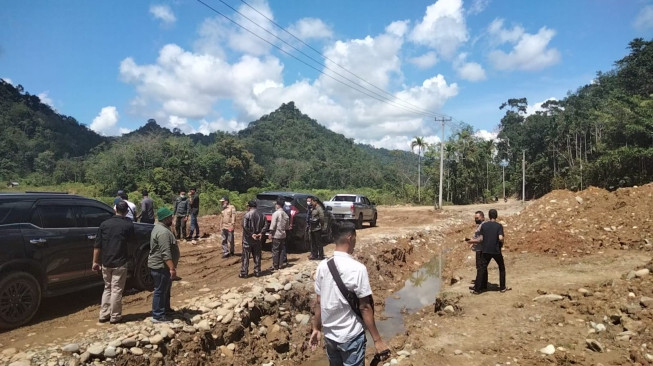 Lihat Jalan Kabupaten Dikeruk PETI, Mashuri Naik Pitam: Ini Kelewatan!
