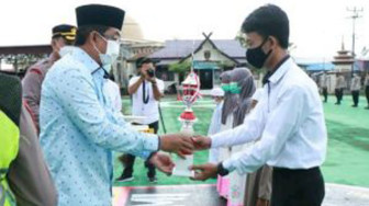 Bupati Tanjabbar Serahkan Hadiah Lomba Da’i Cilik dan Festival Arakan Sahur Online