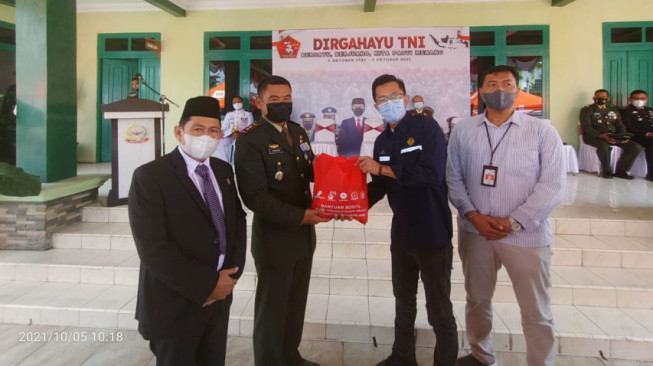 Peringati HUT ke-76 TNI, SKK Migas-PetroChina dan Kodim 0419/Tanjab Distribusikan 1.000 Paket Sembako