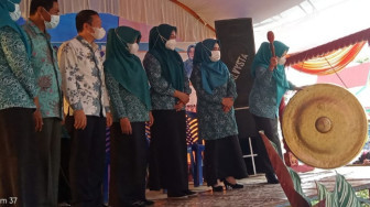 Hj Nurhaida Dampingi Hj Hesty Launching Keluarga ST2B