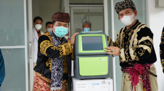 Haris Serahkan Alat PCR ke RS Sungaipenuh