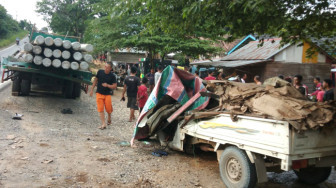Truk Jambi Muatan Tiang Listrik Lindas Pickup, Sopir Tewas