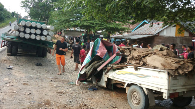 Truk Jambi Muatan Tiang Listrik Lindas Pickup, Sopir Tewas