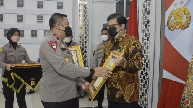 Polda Jambi Beri Penghargaan dan Insentif kepada Nakes