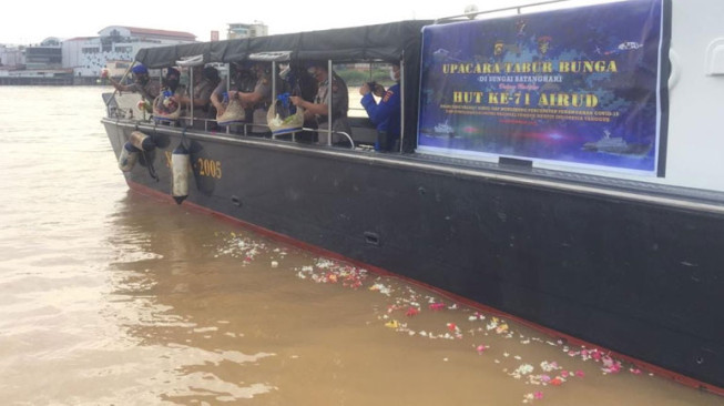 Keluarga Besar Polairud Tabur Bunga di Perairan Sungai Batanghari