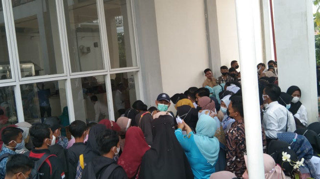 Ratusan Calon PTT Batanghari Bikin Kerumunan, Bukti Pemkab Merasa Kebal Virus Omicron