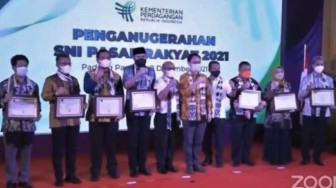 Anugerahkan SNI Pasar Rakyat, Wamendag: Revitalisasi Pasar Rakyat Perkuat Pemulihan Ekonomi Nasional