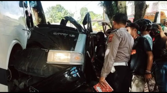 Bus Family Raya Tabrak Pick Up, Satu Keluarga Tewas