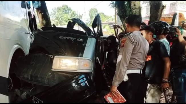 Bus Family Raya Tabrak Pick Up, Satu Keluarga Tewas