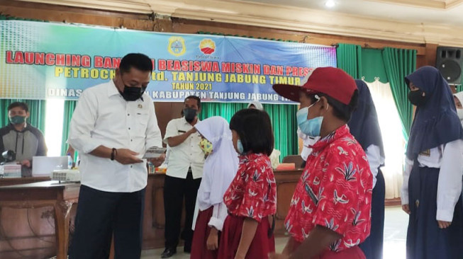 SKK Migas - PetroChina Serahkan Bantuan Beasiswa Siswa Miskin dan Prestasi