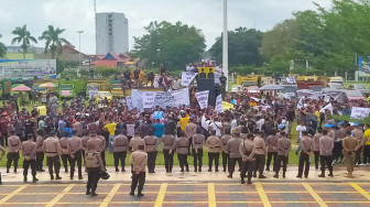 Ketika Amarah Sopir Truk Batubara Membara
