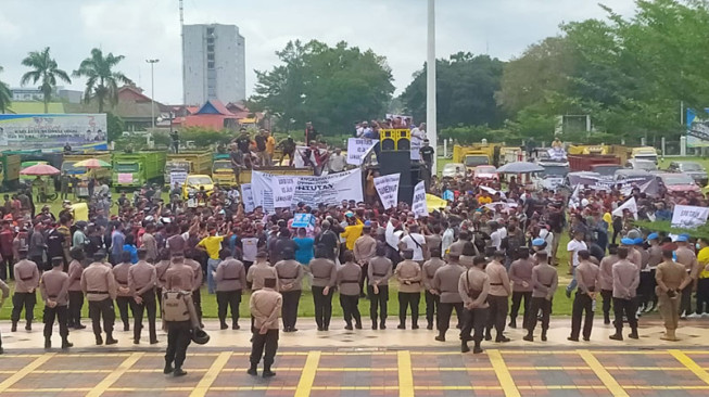 Ketika Amarah Sopir Truk Batubara Membara