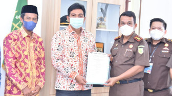Bupati Fadhil Berikan Penghargaan Kepada Kejari Batanghari