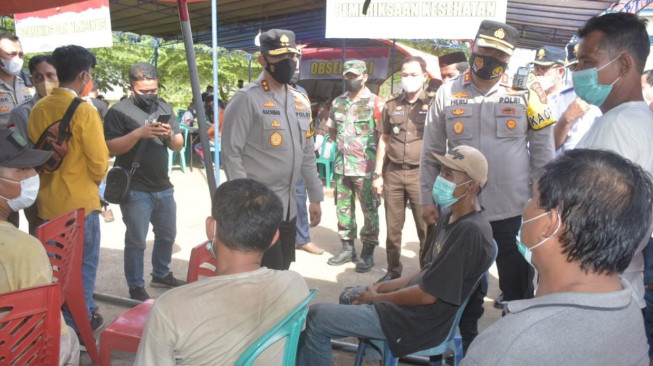 Kapolda Jambi Pantau Vaksinasi Massal di Jembatan Timbang Batanghari