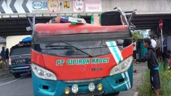 Bus Sipirok Nauli Tujuan Jambi Tabrak Fly Over Padang Panjang, Sopir Kabur