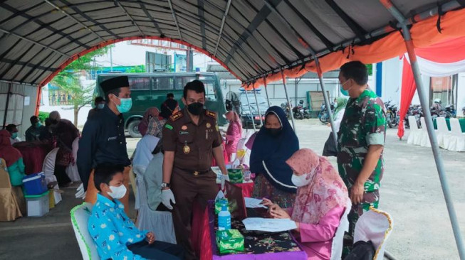 Ikut Vaksin di Kejari Batanghari Dapat Sembako