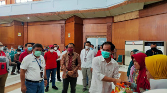 Warga Batanghari Dapat Sembako Gratis