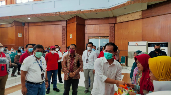 Warga Batanghari Dapat Sembako Gratis