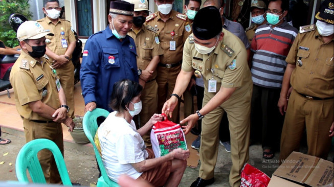Kunjungi Korban Kebakaran, Walikota Fasha Serahkan Bantuan
