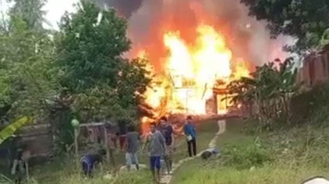 Bedeng Tiga Pintu di Payo Lebar Ludes Terbakar