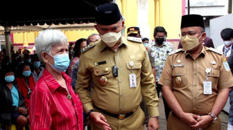 Sambut Imlek 2573, Walikota Jambi Bagikan Sembako pada Warga Tionghoa