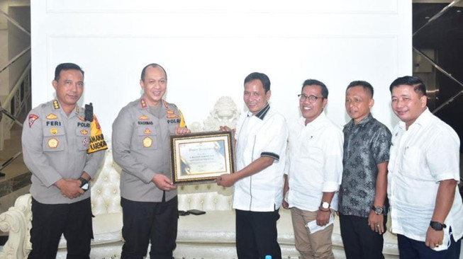 Kapolda Jambi Terima Penghargaan dari KPU