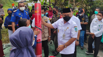 Wawako Maulana Serahkan Bantuan Korban Kebakaran Payo Lebar