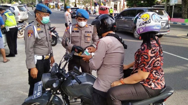 Puluhan Polisi Berkeliaran Tertangkap Razia