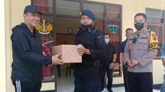 Kapolda Bagi-Bagi Bingkisan di Kompi 3 Pelopor Yon B