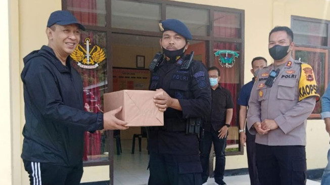Kapolda Bagi-Bagi Bingkisan di Kompi 3 Pelopor Yon B