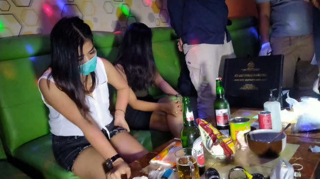 Razia Diduga Bocor, Pemandu Lagu dan Pria Diangkut Polisi